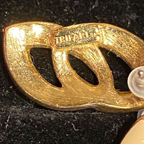 Trifari Enamel Gold Post Earrings - Picture 4 of 6